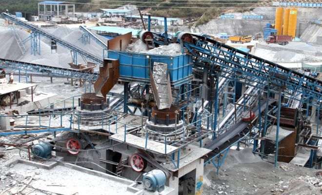 Mineral processing plant with conveyor systems
